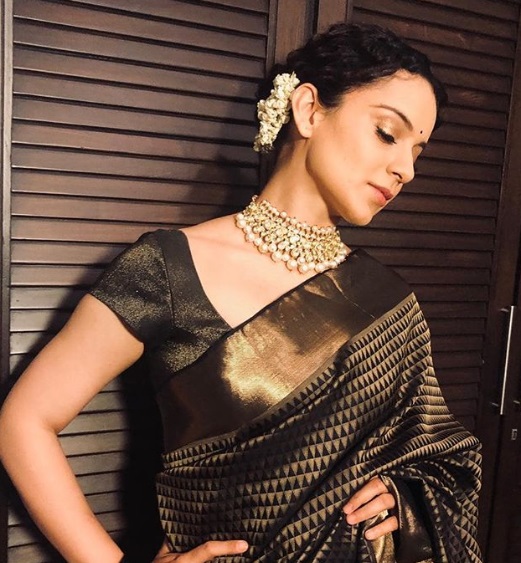 Kangana Ranaut looked lovely in this sari gifted by Rekha | The Daily Chakra Kangana Ranaut looked lovely in this sari gifted by Rekha | The Daily Chakra