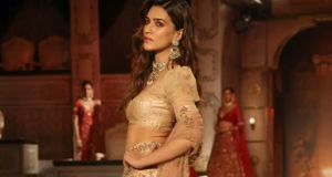 Kriti Sanon looks beautiful and also turns into a showstopper for designer shyamal And bhumika for India couture week 2019