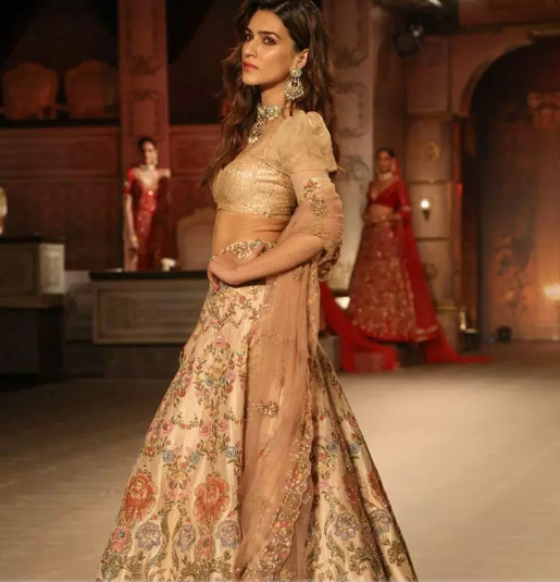 Kriti Sanon looks beautiful and also turns into a showstopper for designer shyamal And bhumika for India couture week 2019