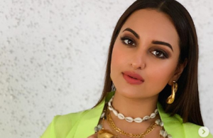 Sonakshi sinha gives pose wearing ethnic style for the fashion goals