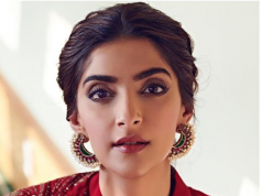 Sonam Kapoor looks ravashing in red Sonam Kapoor looks ravashing in red