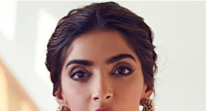 Sonam Kapoor looks ravashing in red Sonam Kapoor looks ravashing in red