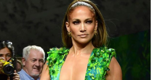 Jennifer Lopez stuns everyone with her iconic green dress at the Milan Fashion Week