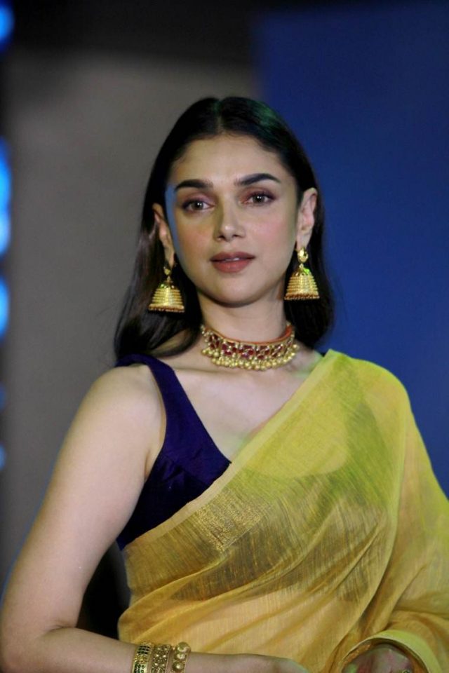 Aditi Rao Hydari looks stunning in sari