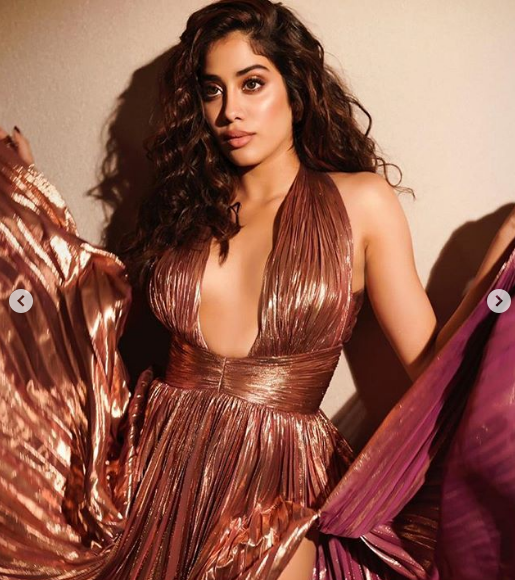 Janhvi Kapoor stuns at Elle Beauty Awards 2019