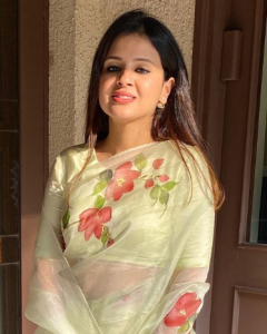 Sakshi Dhoni looks amazing in this hand painted sari