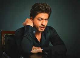 A Young Filmmaker Camps Outside Mannat To Pitch His Film Story To Shah Rukh Khan