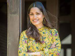 Freida Pinto announces her pregnancy